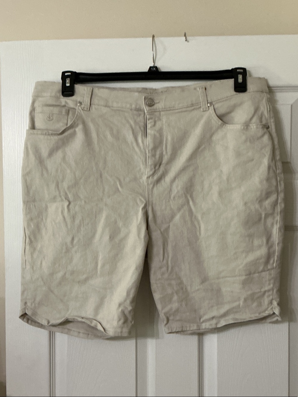 Gloria Vanderbilt Classic Amanda Women's Cotton Blend Shorts in Light Beige